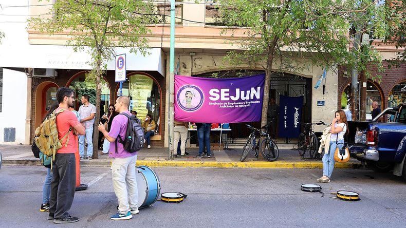 Difícil situación viven los judiciales de Neuquén por definiciones salariales. | LM Neuquen Difícil situación viven los judiciales de Neuquén por definiciones salariales.