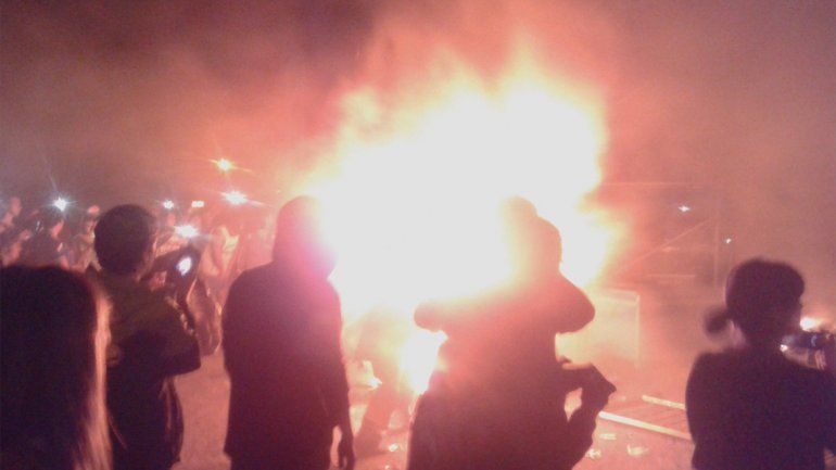 Graves incidentes: Pity Álvarez salió a tocar siete horas tarde y el público incendió el estadio