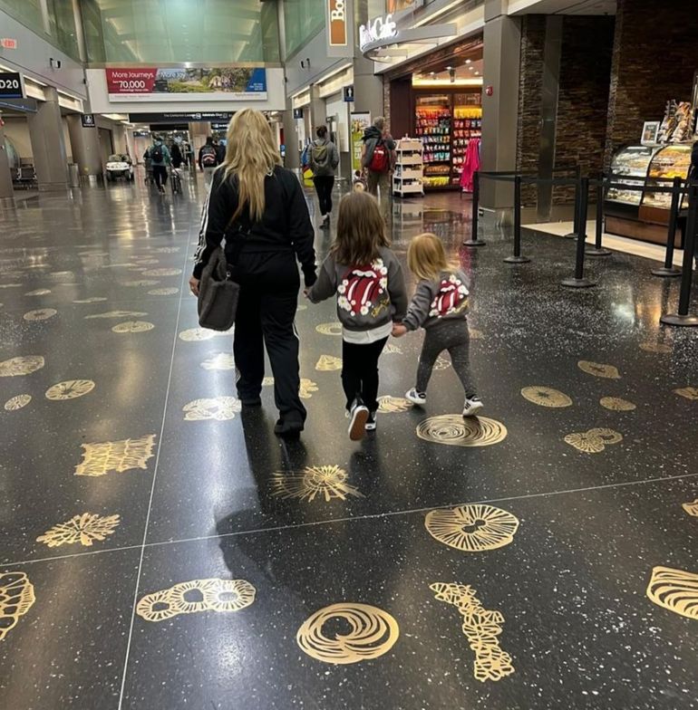 Claudia Villafañe con sus nietas Claudia Villafañe con sus nietas