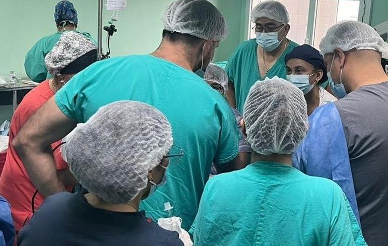 La operación en el Hospital Regional de Comodoro Rivadavia duró tres horas. La operación en el Hospital Regional de Comodoro Rivadavia duró tres horas.