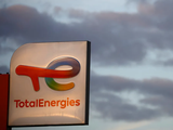 Un cartel con el logo de la compañía francesa de petróleo y gas TotalEnergies aparece en una gasolinera en Vertou, cerca de Nantes, Francia. 26 de octubre de 2022. REUTERS/Stephane