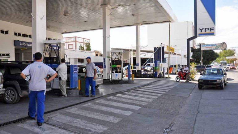Los combustibles bajarán de precio en todo el país.