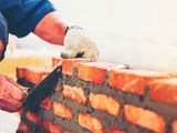 El arquitecto que dirige una obra deberá pagarle cinco meses adeudados a dos albañiles a los que despidió sin causa. 