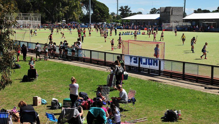 La cancha de sintético, inaugurado en 2010, potenció la realidad del hóckey en Monte. Es un centro de reunión de la comunidad.