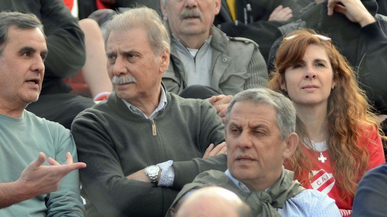 Sobisch y Quiroga miran un partido de fútbol. Se sabe de su buena relación.