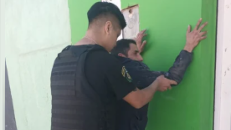 Según se informó, cuando Matías Rima advirtió la presencia policial, intentó descartar un celular: era del dueño de la casa donde había sido visto en actitud sospechosa. Según se informó, cuando Matías Rima advirtió la presencia policial, intentó descartar un celular: era del dueño de la casa donde había sido visto en actitud sospechosa.