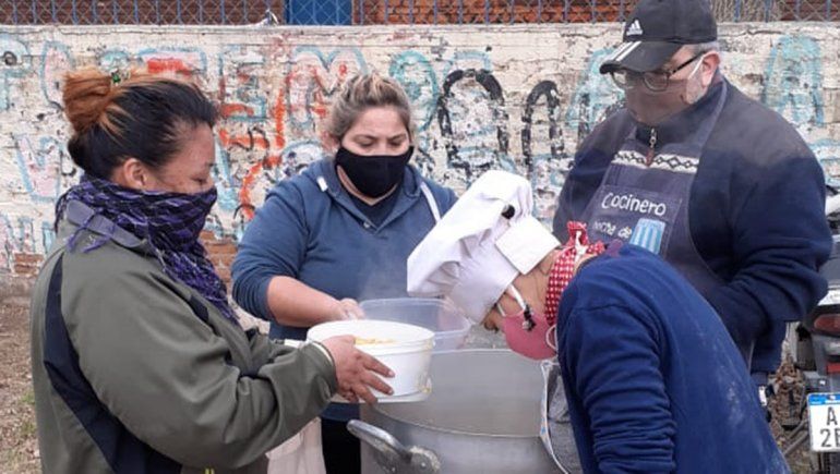 Olla popular itinerante: una familia se organizó para enfrentar al hambre