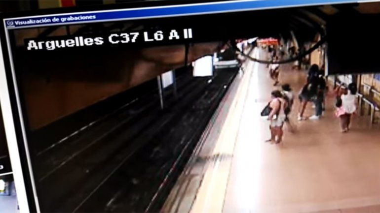 Milagro en el subte: lo empujaron a las vías del tren y se salvó