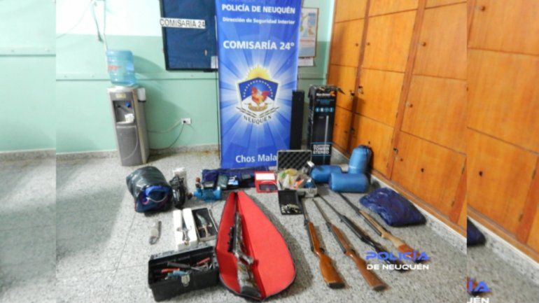 Allanan dos domicilios y secuestran numerosos elementos en Chos Malal