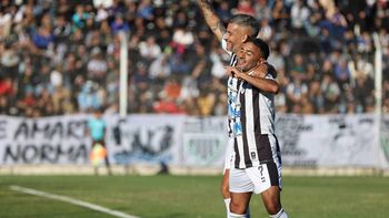Cipo demolió a Deportivo Rincón y sigue como único puntero