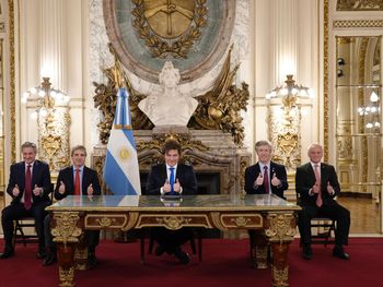 javier milei realizo anuncios economicos y aseguro: me van a tener que sacar con los pies para adelante