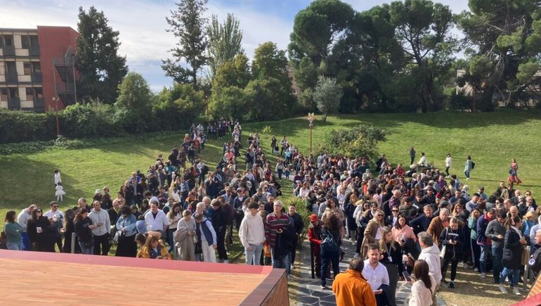 Elecciones 2023: largas filas y récord de argentinos para votar en el exterior