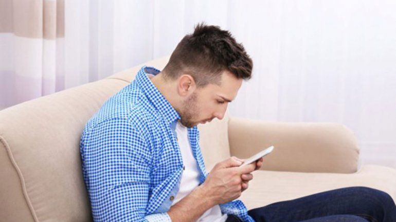 Cuello de Whatsapp y pulgar atascado, las nuevas dolencias