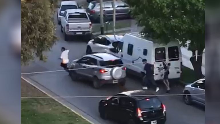 A golpes y con un hacha, vecinos atraparon a un motochorro