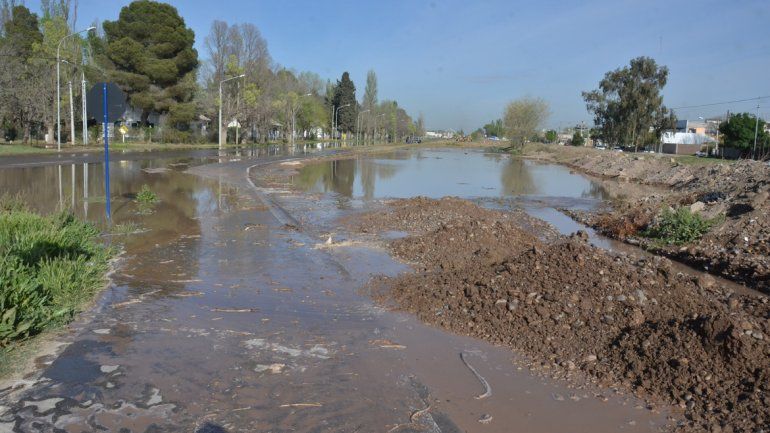 Las casas de un sector del Barrio Militar quedaron aisladas por la cantidad de agua que soltó un caño roto.
