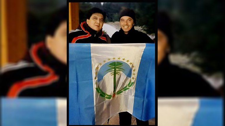 En su paso por la provincia, Gallardo se llevó una bandera de Neuquén