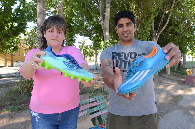 Entregar un par de botines o zapatillas para jugar a los chicos que asisten a las escuelitas de fútbol es el proyecto solidario que vienen realizando desde 2020 José “Pepe” Calfanca y Johana Arriagada.