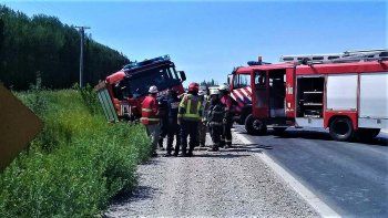 iban a rescatar a las victimas del accidente y casi cayeron al canal iban a rescatar a las victimas del accidente y casi cayeron al canal