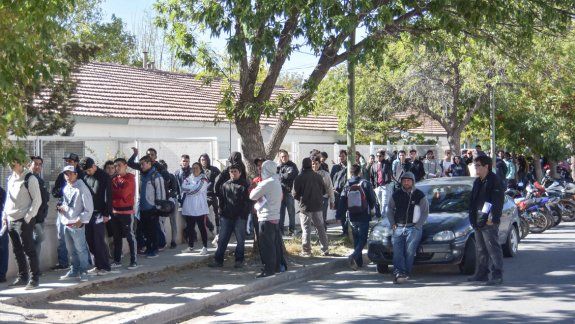Mucha gente se ve en la ciudad de Neuquén buscando empleo, cada vez que sale una oferta laboral.