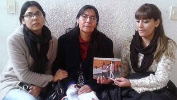 Doña María Casiano y sus hijas Juana y Cecilia, esperando la resolución del tribunal.