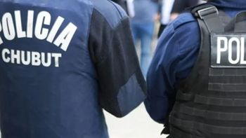 Un policía dijo que le robaron el chaleco antibalas del auto y recibió 21 días de arresto. Un policía dijo que le robaron el chaleco antibalas del auto y recibió 21 días de arresto.
