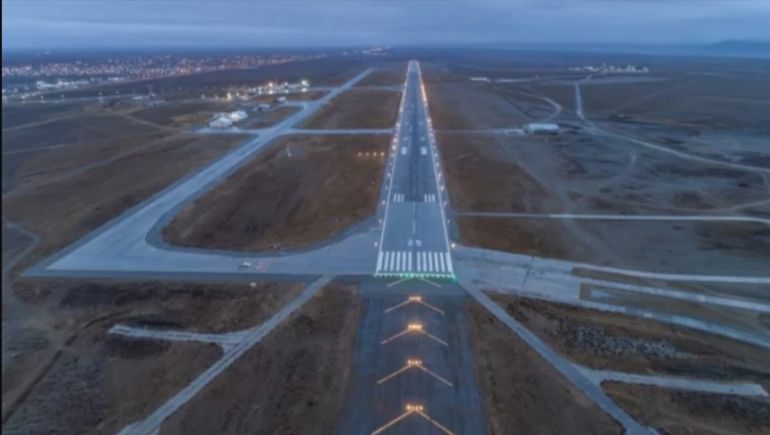 La rehabilitación del Aeropuerto de Río Gallegos abarcará 2.750 metros de pista que incluyen tanto la superficie asfáltica como la de hormigón.