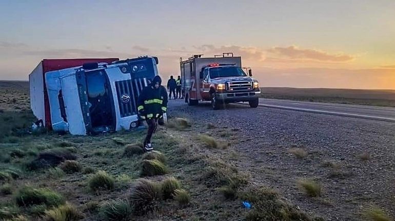 Los bomberos debieron asistir al conductor del camión, que volcó por una ráfaga de viento cruzado. Los bomberos debieron asistir al conductor del camión, que volcó por una ráfaga de viento cruzado.