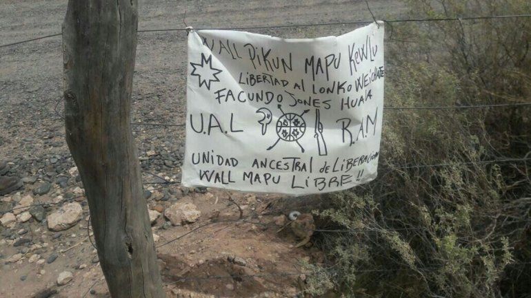 Uno de los carteles que aparecieron reivindicando a la RAM.