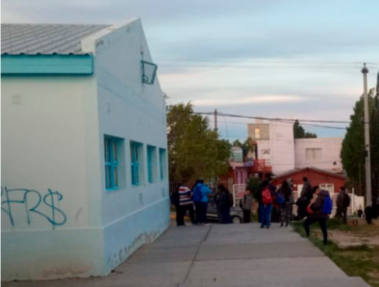 El joven de 17 años fue liberado en la zona de la Escuela 74 de Caleta Olivia, después de que lo tuvieron 20 minutos dando vueltas en un auto. El joven de 17 años fue liberado en la zona de la Escuela 74 de Caleta Olivia, después de que lo tuvieron 20 minutos dando vueltas en un auto.