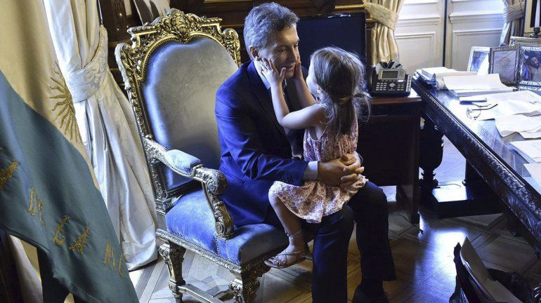 La pequeña Antonia a upa de papá presidente. La visita más linda
