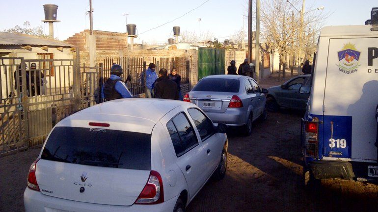 La Policía durante los allanamientos que realizaron el viernes a la mañana en el sector del barrio Belén.