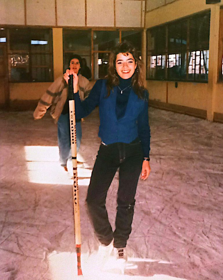 Eliana Felice posando en medio de la pista con el palo de de hockey que utilizaban para jugar en esa época. Eliana Felice posando en medio de la pista con el palo de de hockey que utilizaban para jugar en esa época.