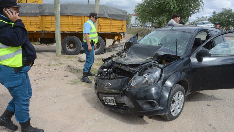 El conductor del auto no advirtió que el camión iba a girar.