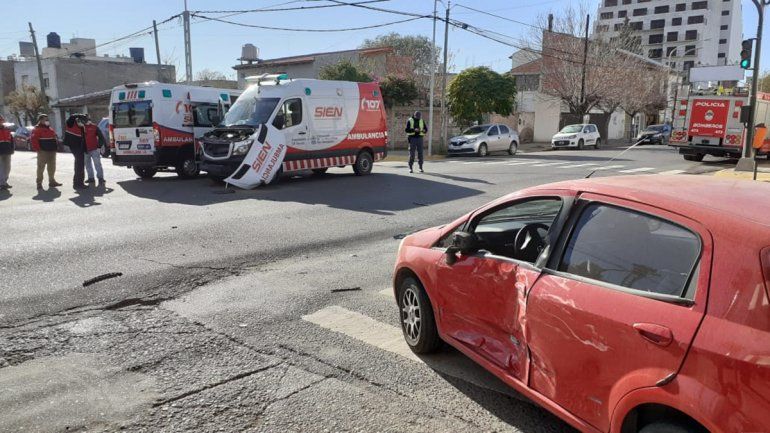 Una ambulancia que iba al incendio chocó en el Bajo
