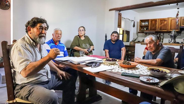 El costo de producir: facturas de luz de $400.000 para bombear agua en un valle que espera obras urgentes.