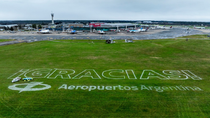 La Selección Argentina llegó a Ezeiza y fue recbida por miles de hinchas. La Selección Argentina llegó a Ezeiza y fue recbida por miles de hinchas.