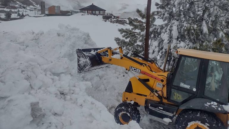 Pese a las intensas nevadas, las termas de Copahue mantienen la fecha de apertura