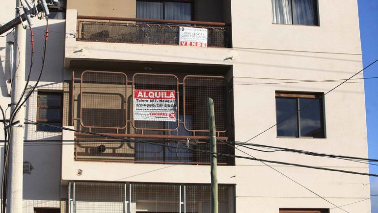 En la ciudad hay muchos carteles de propiedades en venta pero muy pocos compradores.