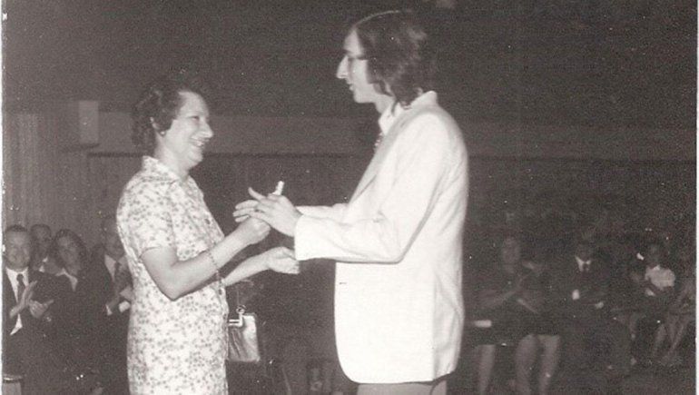 Manuela entrega el diploma a su hijo Víctor.