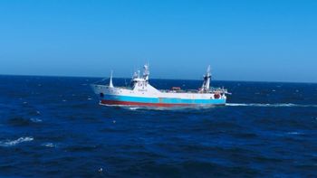 El barco extranjero que navegaba frente a las costas de Chubut a menos de 4 nudos, indicio de que podía estar haciendo pesca por arrastre. El barco extranjero que navegaba frente a las costas de Chubut a menos de 4 nudos, indicio de que podía estar haciendo pesca por arrastre.