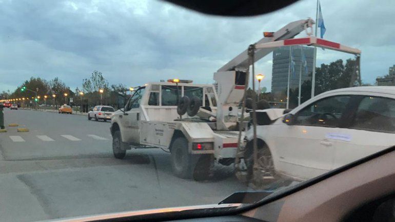 Borracho perdió el control del auto y se estrelló contra un paredón