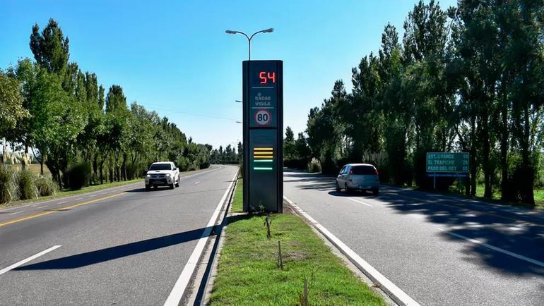 Los radares leen la velocidad con sensores colocados en el piso y toman la fotografía.&nbsp;