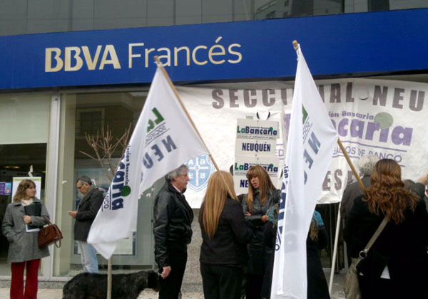 Protesta de bancarios porque echaron a tres empleadas del Francés