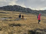 Parte del grupo de diez argentinos que partió desde Bariloche hacia Chile y desde allí llegaron a Malvinas. Un abogado viedmense contó su experiencia. (Fotos: gentileza Sandro Krieger).