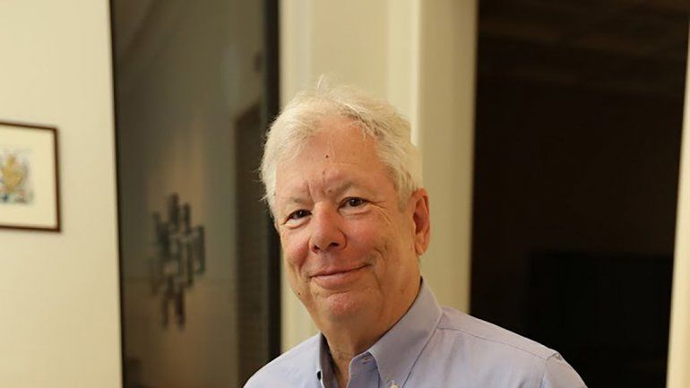 Thaler investigó los mecanismos psicológicos en los consumidores.