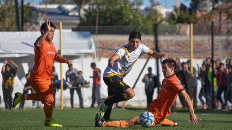Pacífico venció a J.J. Moreno de Madryn y se acerca al sueño de ascenso