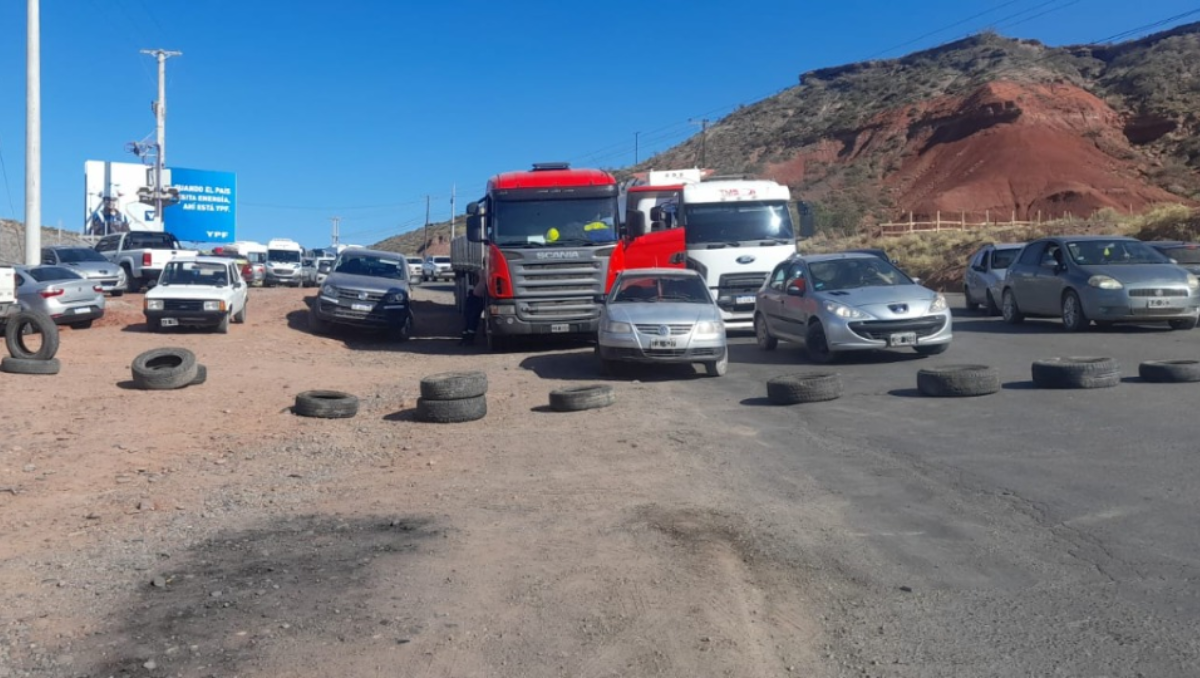 Continúa el corte de ruta en Añelo por falta de agua