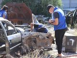 Obligan a un desarmadero a retirar los autos de la calle: había dos robados