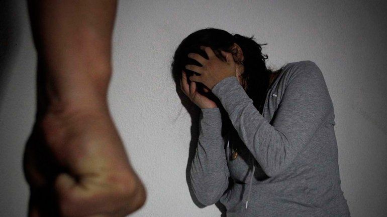 El hombre llegó a robar una foto de la tumba del padre de su ex para amenazarla y hasta golpeó a los hijos.
