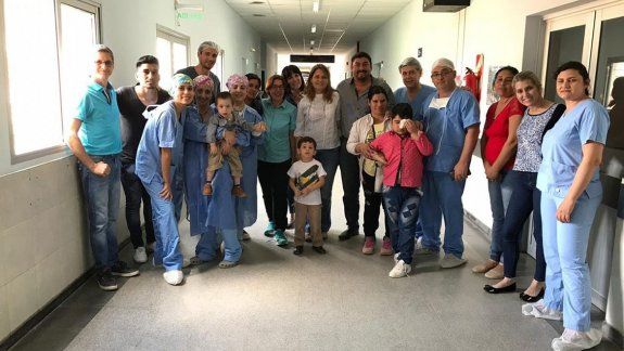 Esta cruzada solidaria había empezado en junio, cuando hicieron consultas para comunidades wichis. En septiembre, operaron casos de cataratas